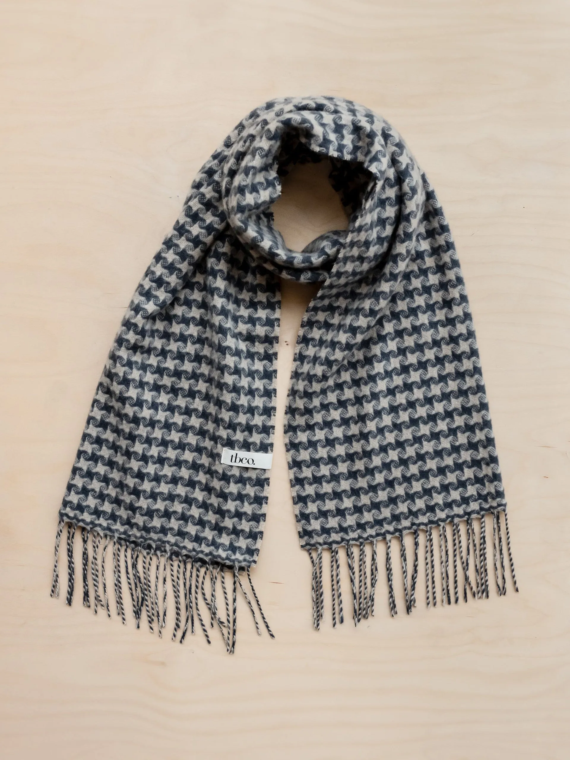 Cashmere oversized scarf in charcoal star houndstooth