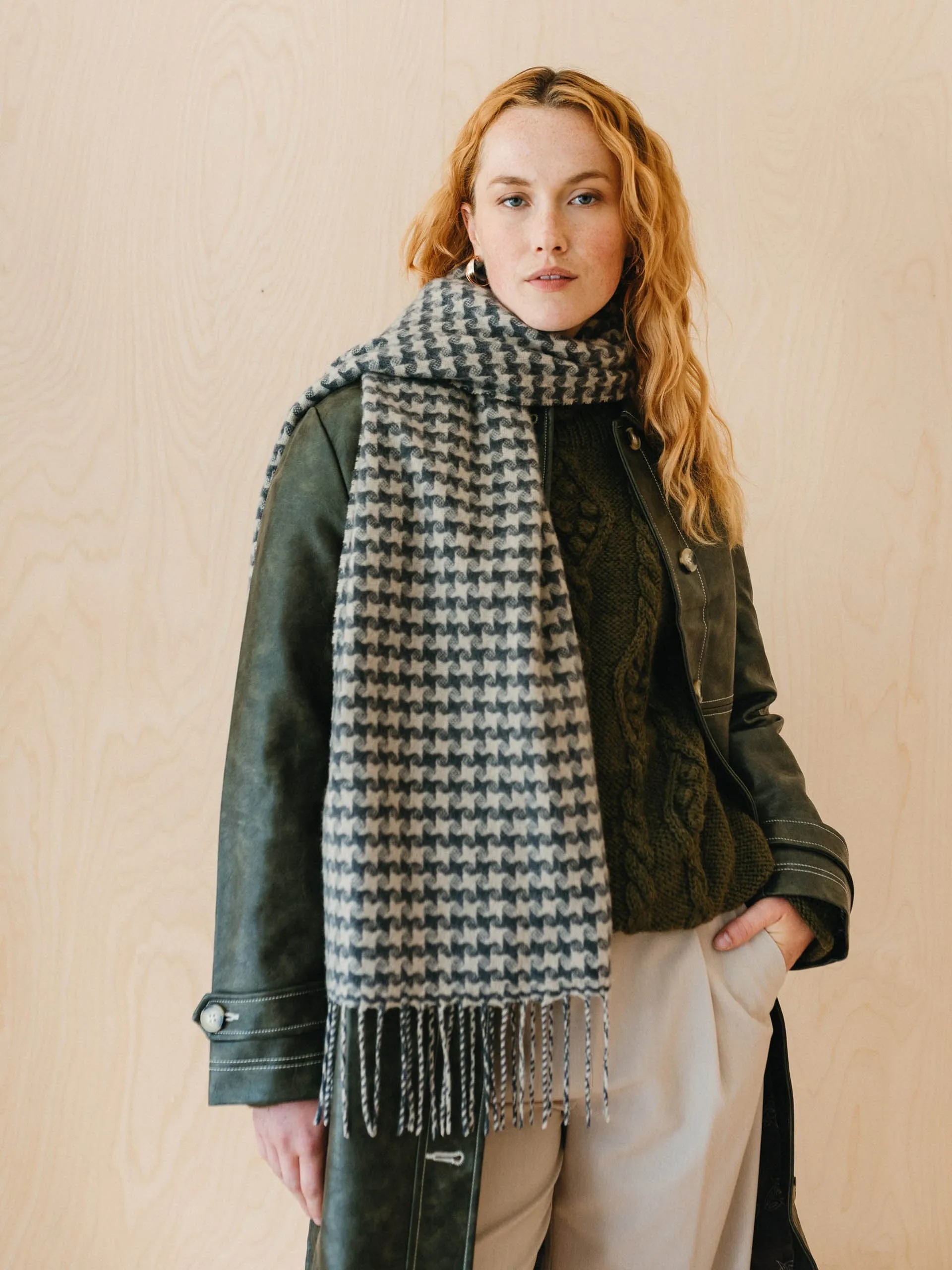 Cashmere oversized scarf in charcoal star houndstooth